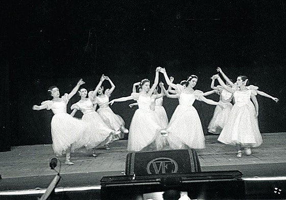 Ballet clásico en el escenario del Victoria Eugenia en el año 1950.
