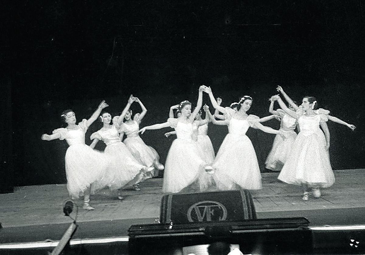 Ballet clásico en el escenario del Victoria Eugenia en el año 1950.