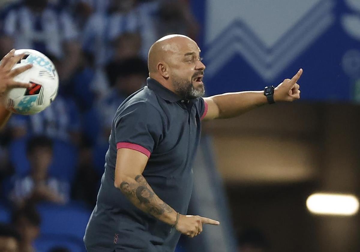 Manolo González hace una indicación durante el encuentro ante la Real Sociedad
