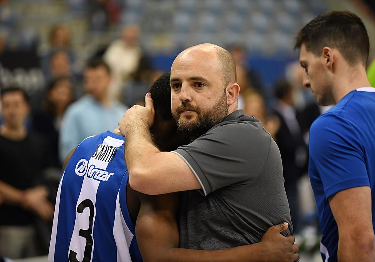 Mikel Odriozola consuela a Smith en el playoff de ascenso ante Estudiantes