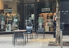 Los bomberos de Donostia tuvieron que acordonar ayer por la tarde un tramo de la calle Matia, 6, donde la terraza del bar Danena porque se desprendieron algunos cascotes, al parecer, de la fachada del edificio. No hubo que lamentar daños personales ni materiales, aunque la parte de la fachada cayó junto a una de las mesas.
