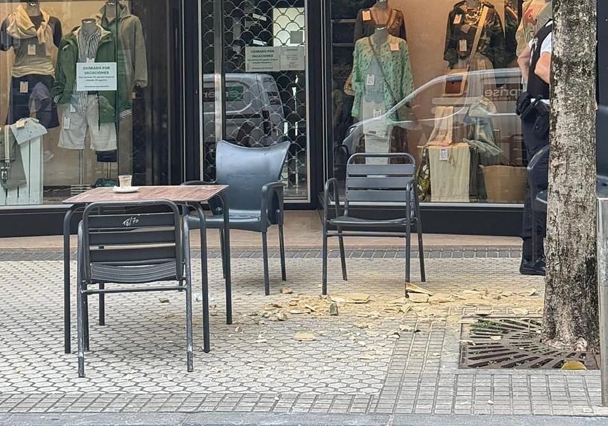 Parte de los cascotes caídos a la altura del número 6 de la calle Matía.
