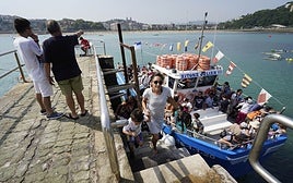 Pasajeros del 'Aitona Julian III' desembarcan en la isla de Santa Clara.