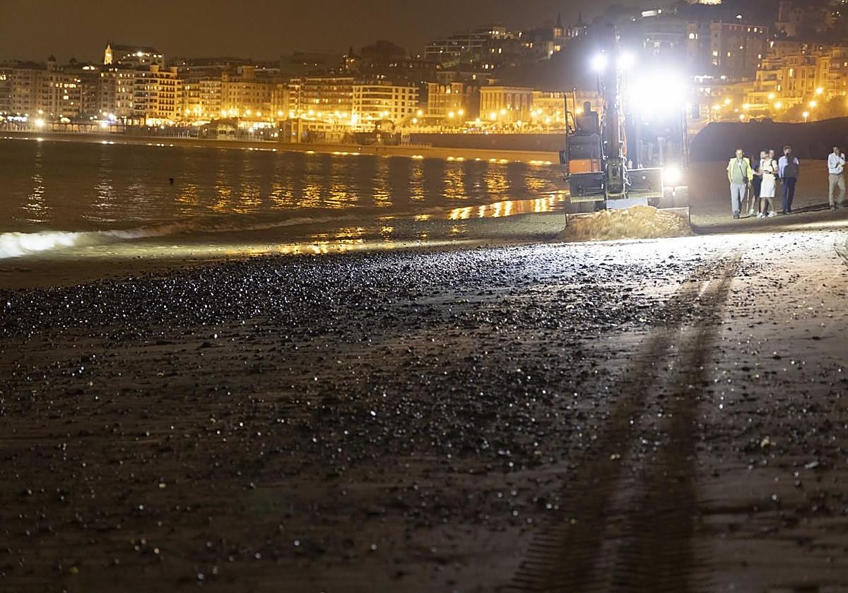 Comienza la retirada de piedras de la playa de Ondarreta
