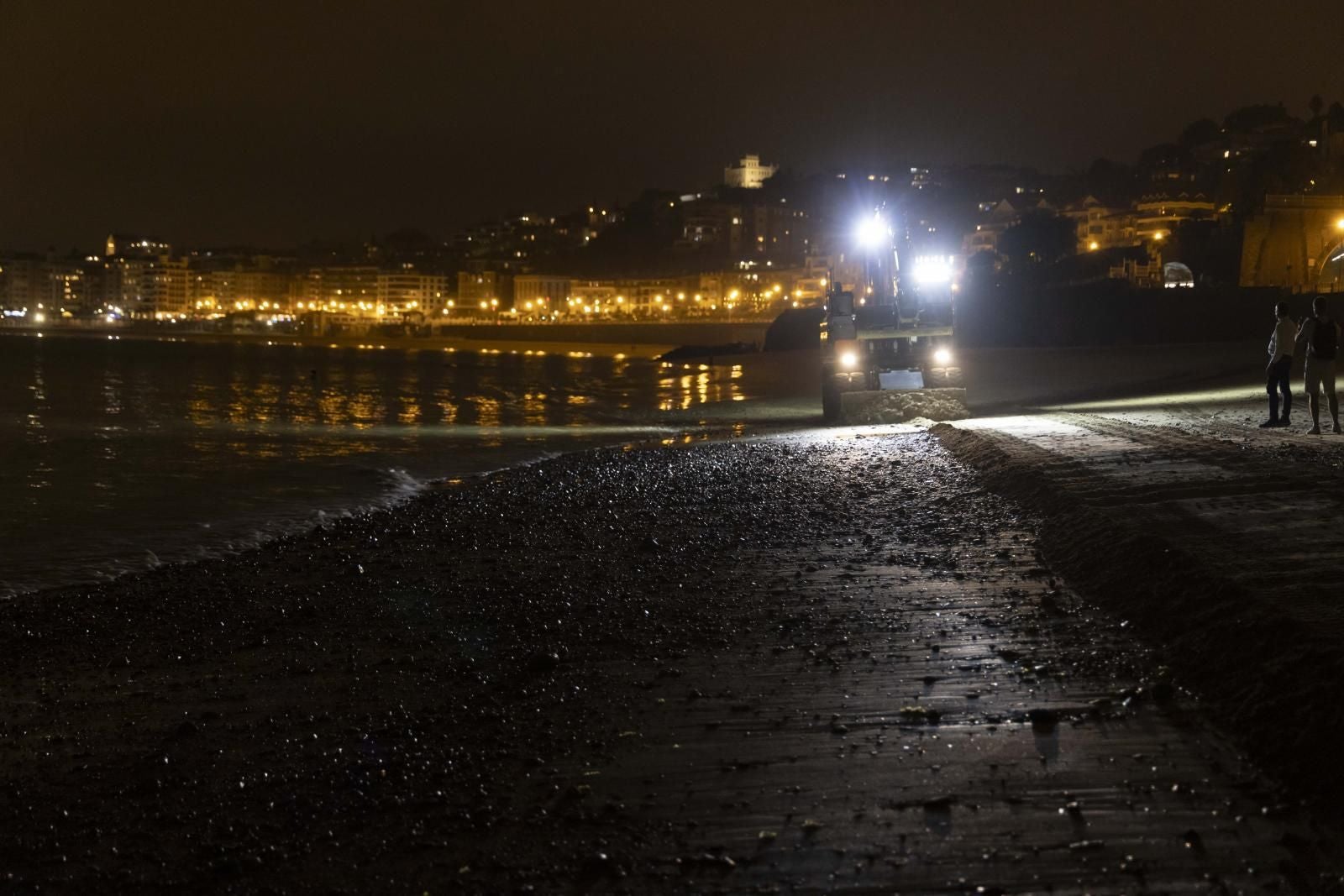 Comienza la retirada de piedras de la playa de Ondarreta