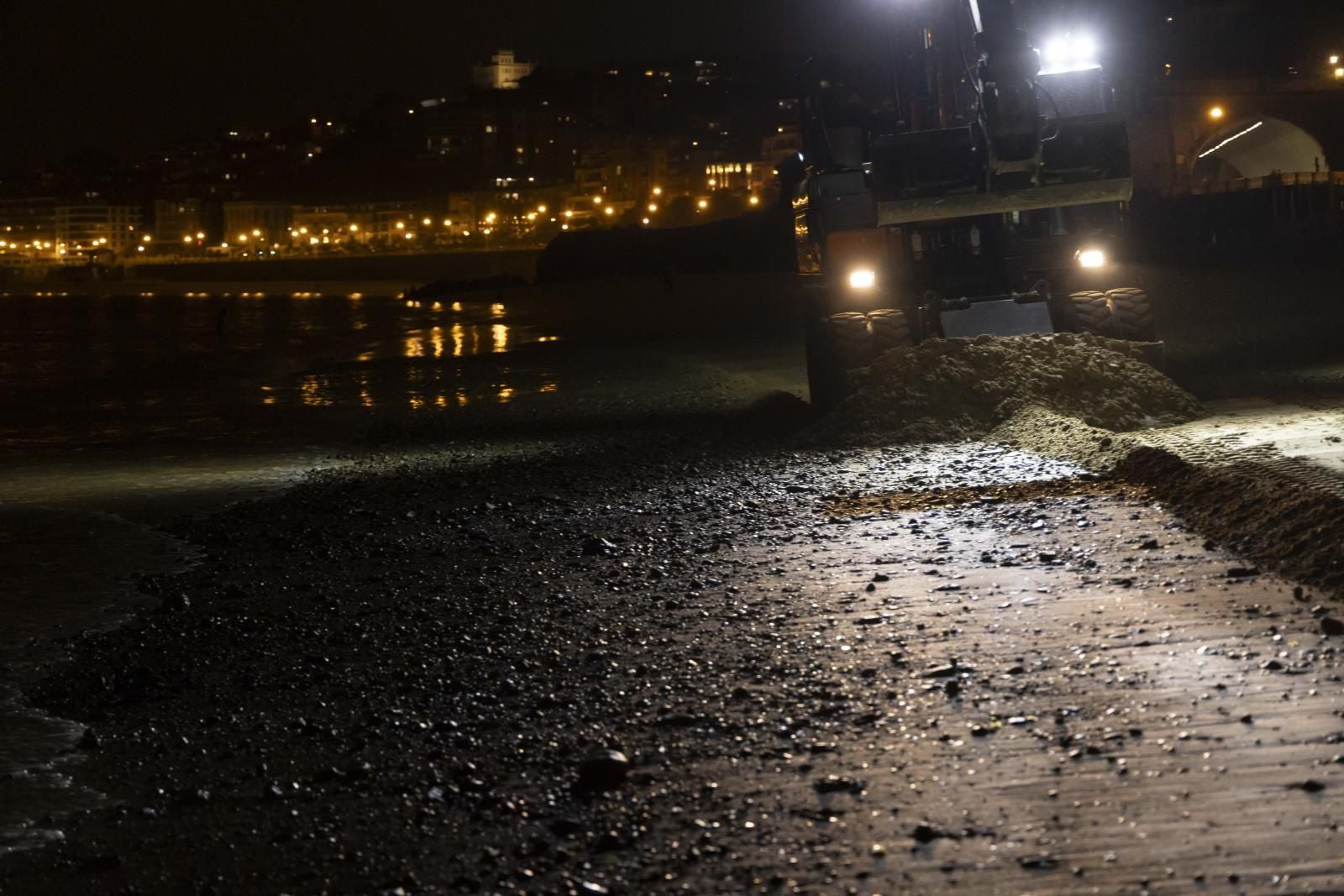 Comienza la retirada de piedras de la playa de Ondarreta