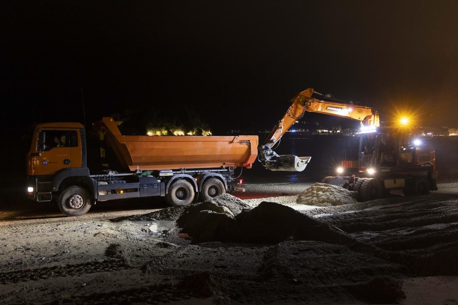 Comienza la retirada de piedras de la playa de Ondarreta