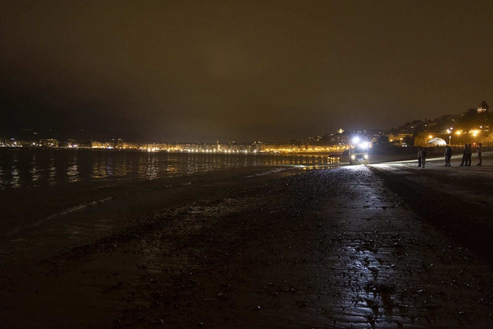 Comienza la retirada de piedras de la playa de Ondarreta