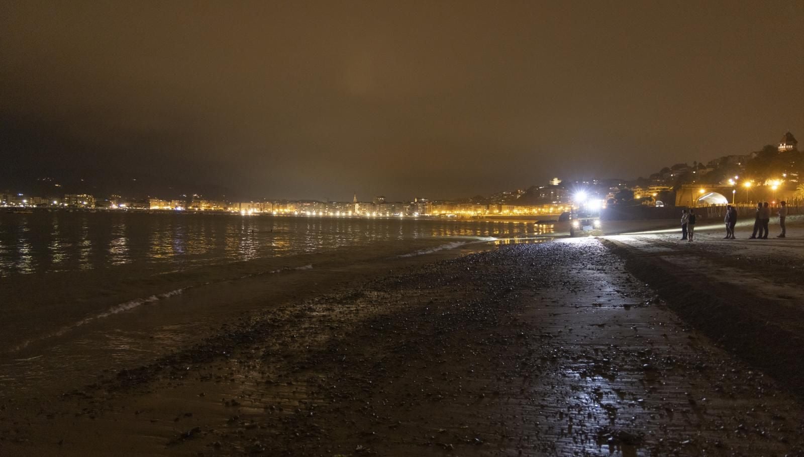 Comienza la retirada de piedras de la playa de Ondarreta