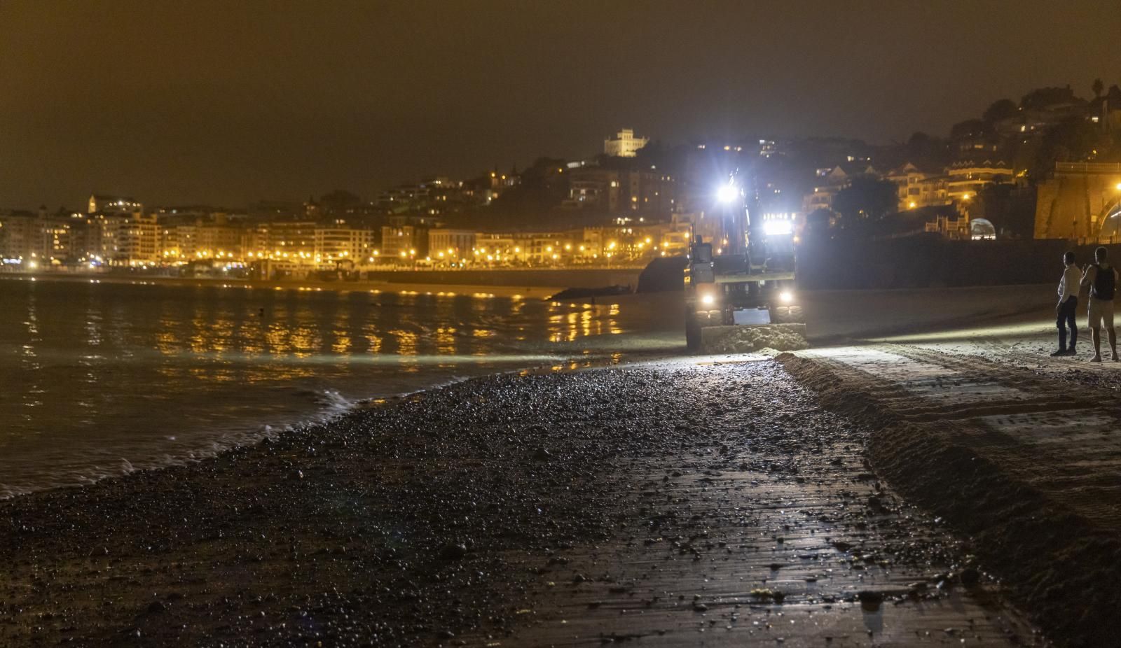 Comienza la retirada de piedras de la playa de Ondarreta