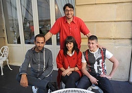 La primera visita de Verónica Echegui al Zinemaldia, en 2008, junto al donostiarra Gorka Merchan y los actores Carmelo Gómez y Juan José Ballesta.