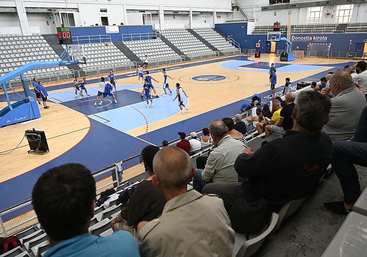 La afición ocupó la tribuna principal del Gasca para seguir el entrenamiento de su equipo.