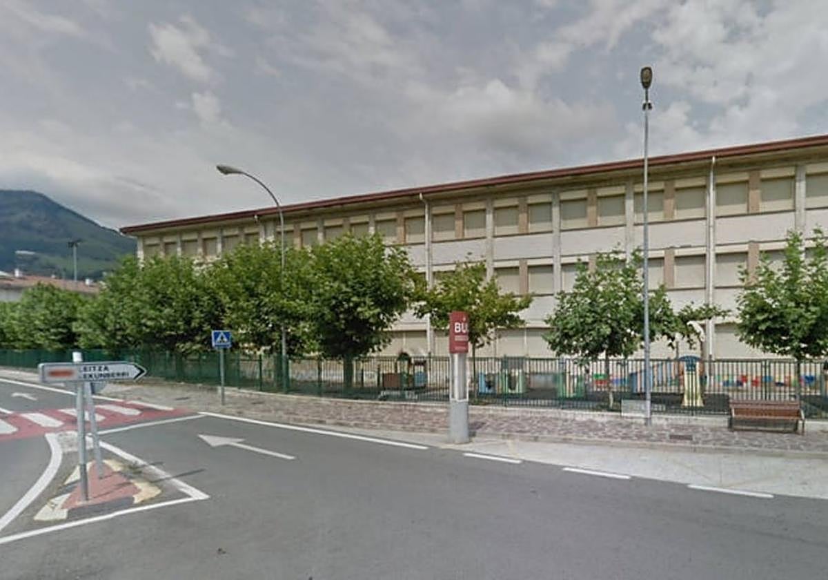 Exterior del colegio San Miguel de Doneztebe en el que se llevará a cabo la iniciativa de educación sexual.