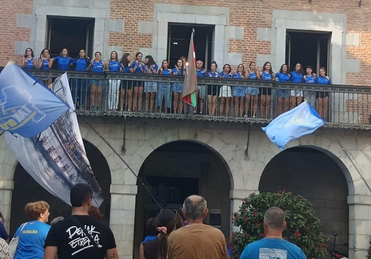 Recibimiento a la trainera del TAK-Oria este domingo, tras lograr la Bandera en Getaria y el subcampeonato de la Liga.