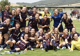 Las jugadoras del Eibar celebran la conquista de la Euskal Herria Kopa tras vencer a la Real Sociedad en Dulantzi.