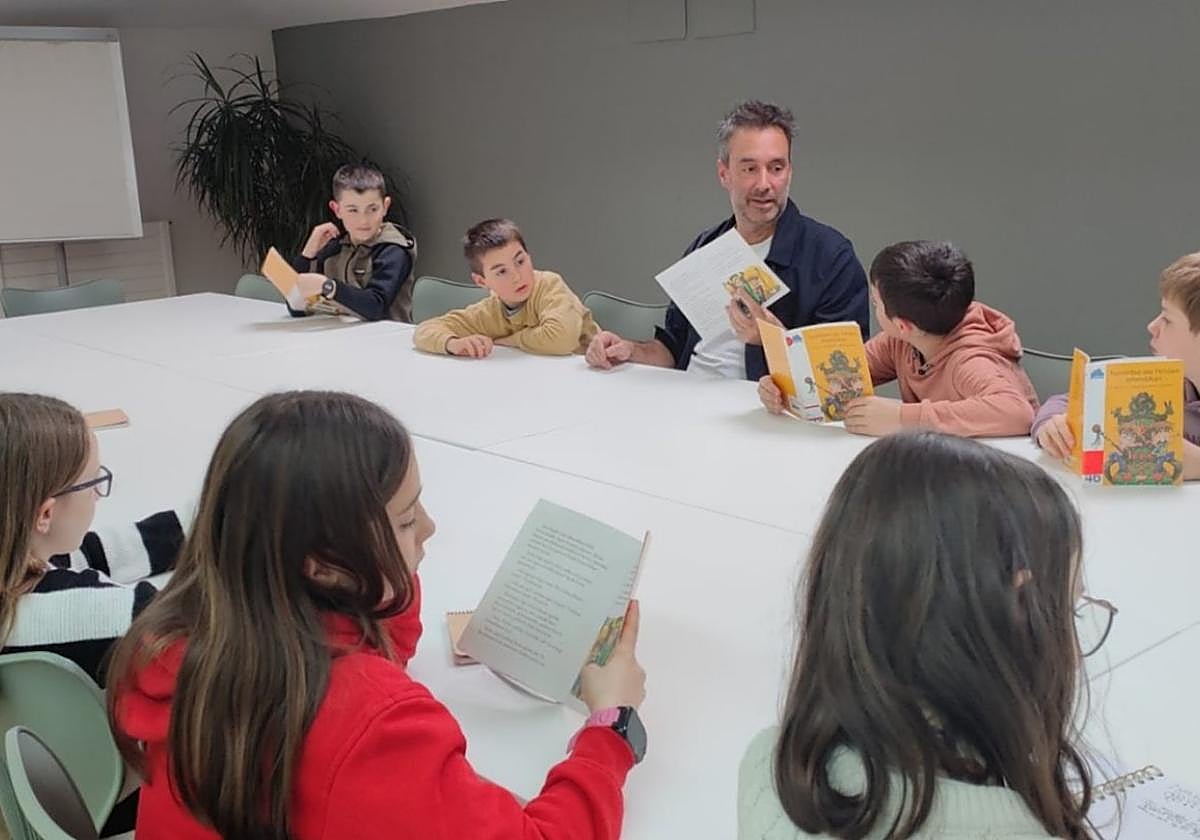 Una de las sesiones del club de lectura realizada anteriormente con los más pequeños.