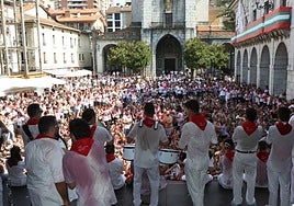 Los integrantes de la txaranga Mauxitxainterpretan una pieza desde el escenariode la plaza Kalegoen, abarrotada de genteal final del pasacalles de este lunes, que sealargó hasta más de las 17.30 horas.