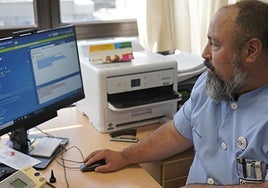 Un profesional sanitario utiliza la herramienta de traducción en una consulta.