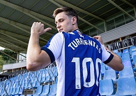 Beñat Turrientes muestra su camiseta conmemorativa de su partido 100 en la Real Sociedad