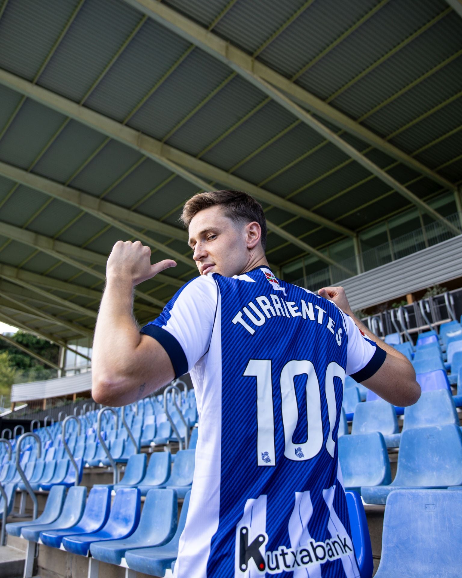 Beñat Turrientes muestra su camiseta conmemorativa de su partido 100 en la Real Sociedad
