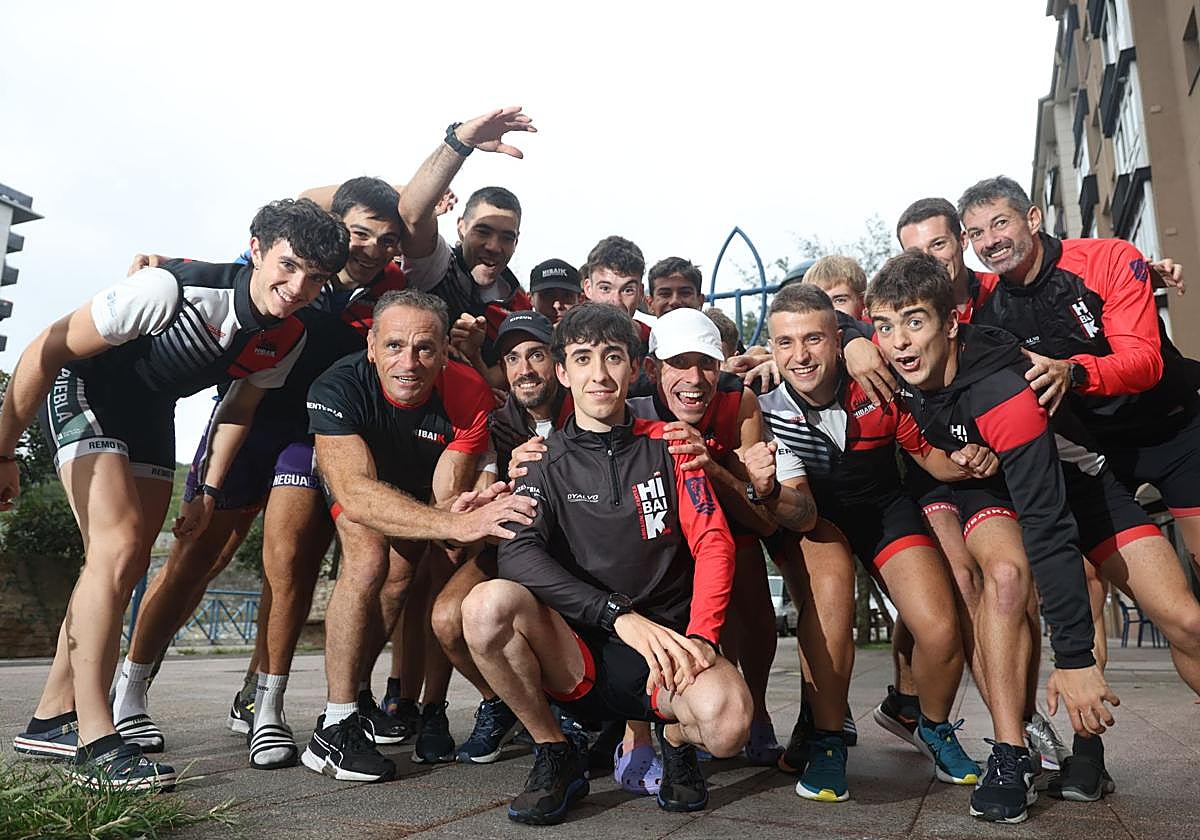 La plantilla de Hibaika posa ilusionada antes del entrenamiento de ayer en Errenteria.