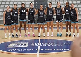 La plantilla para la temporada 25/26, a excepción de Hannah Jump, en la presentación en el Gasca.