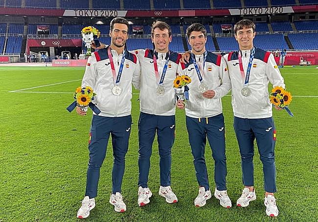 Merino, Oyarzabal, Soler y Zubimendi posan juntos en Tokio tras conseguir la medalla de plata en los Juegos