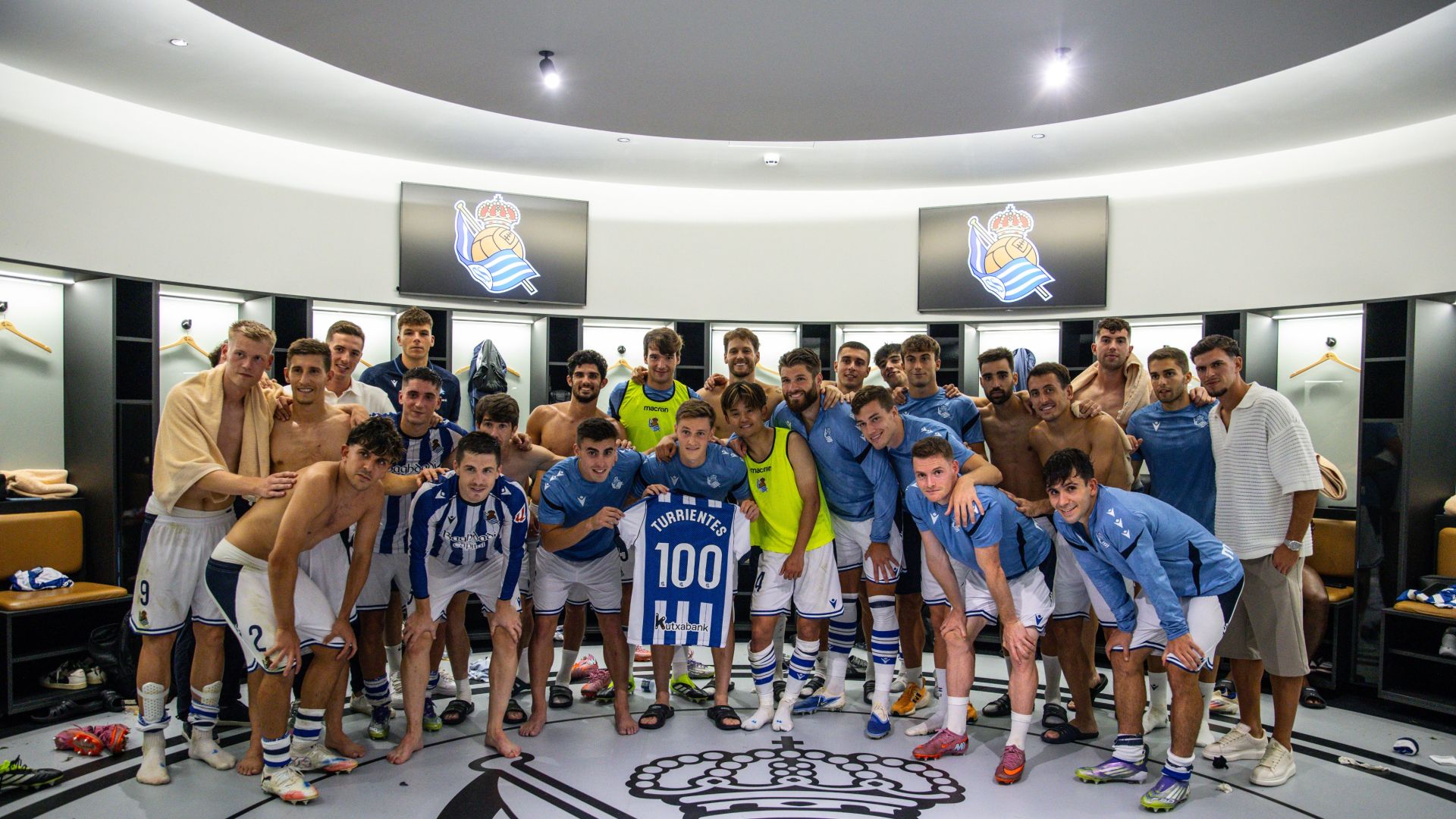 Los jugadores de la Real celebran el partido 100 de Turrientes, que fue ante el Espanyol