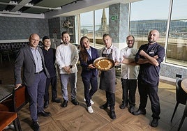 El equipo de Aldapeta Gastrobar, en el comedor con una de sus exquisitas paellas.