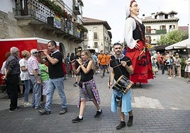 Las fiestas de Lakuntza con sus gigantes.