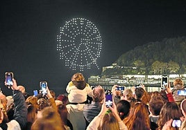 Los drones reprodujeron en el cielo la noria de Alderdi Eder en el inicio de la campaña de Navidad del año pasado.