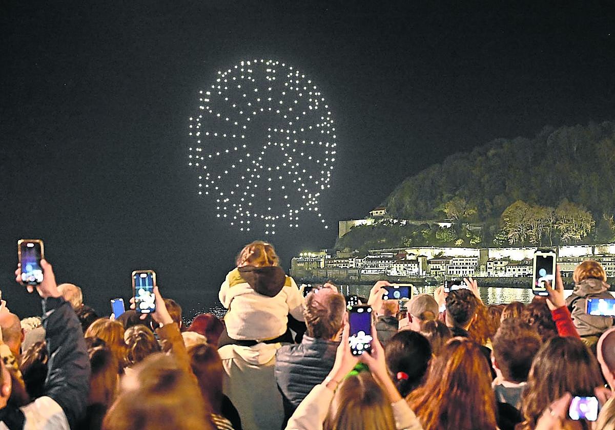 Los drones reprodujeron en el cielo la noria de Alderdi Eder en el inicio de la campaña de Navidad del año pasado.