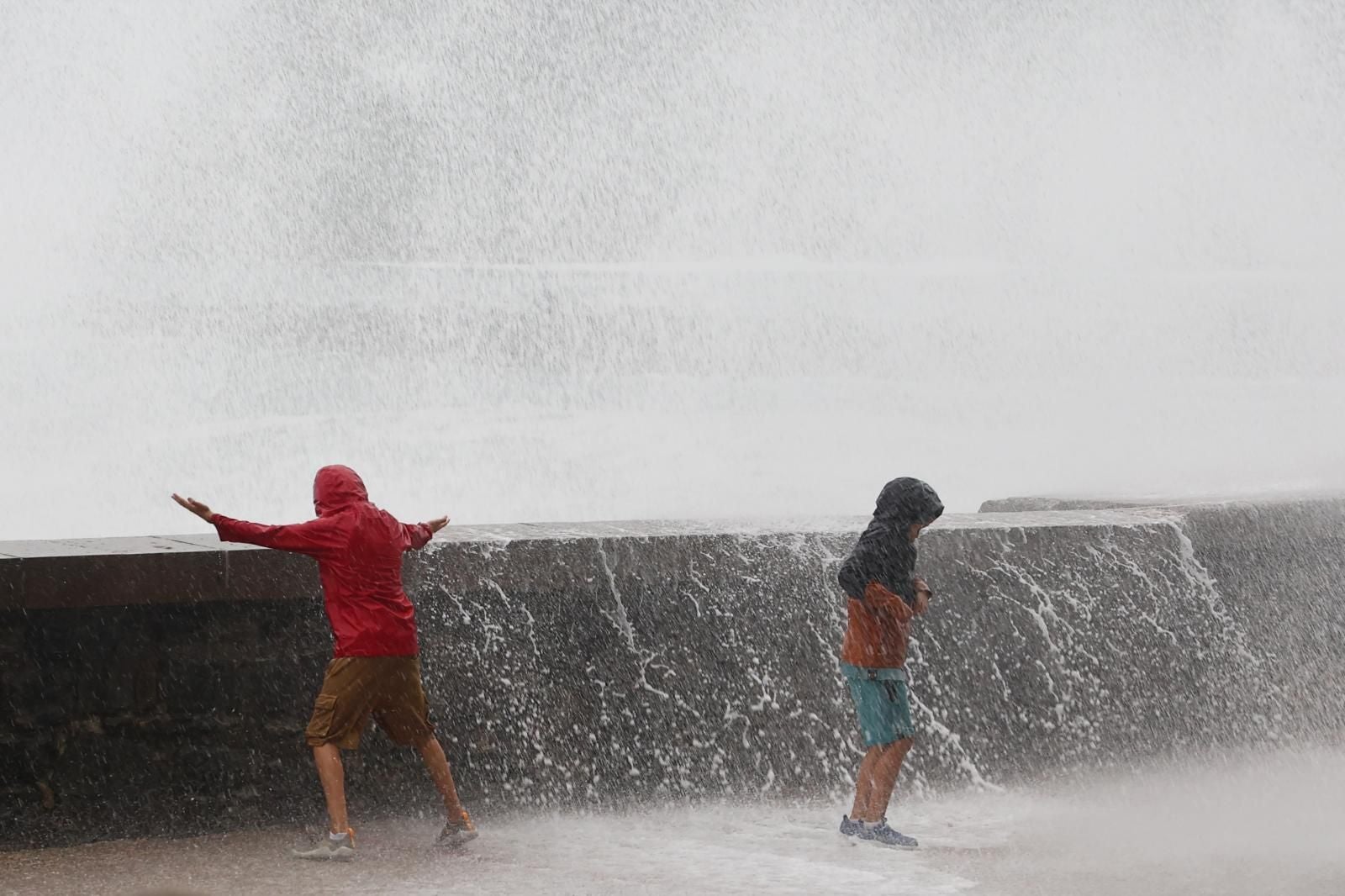 Diversión entre olas en el Paseo Nuevo de San Sebastián