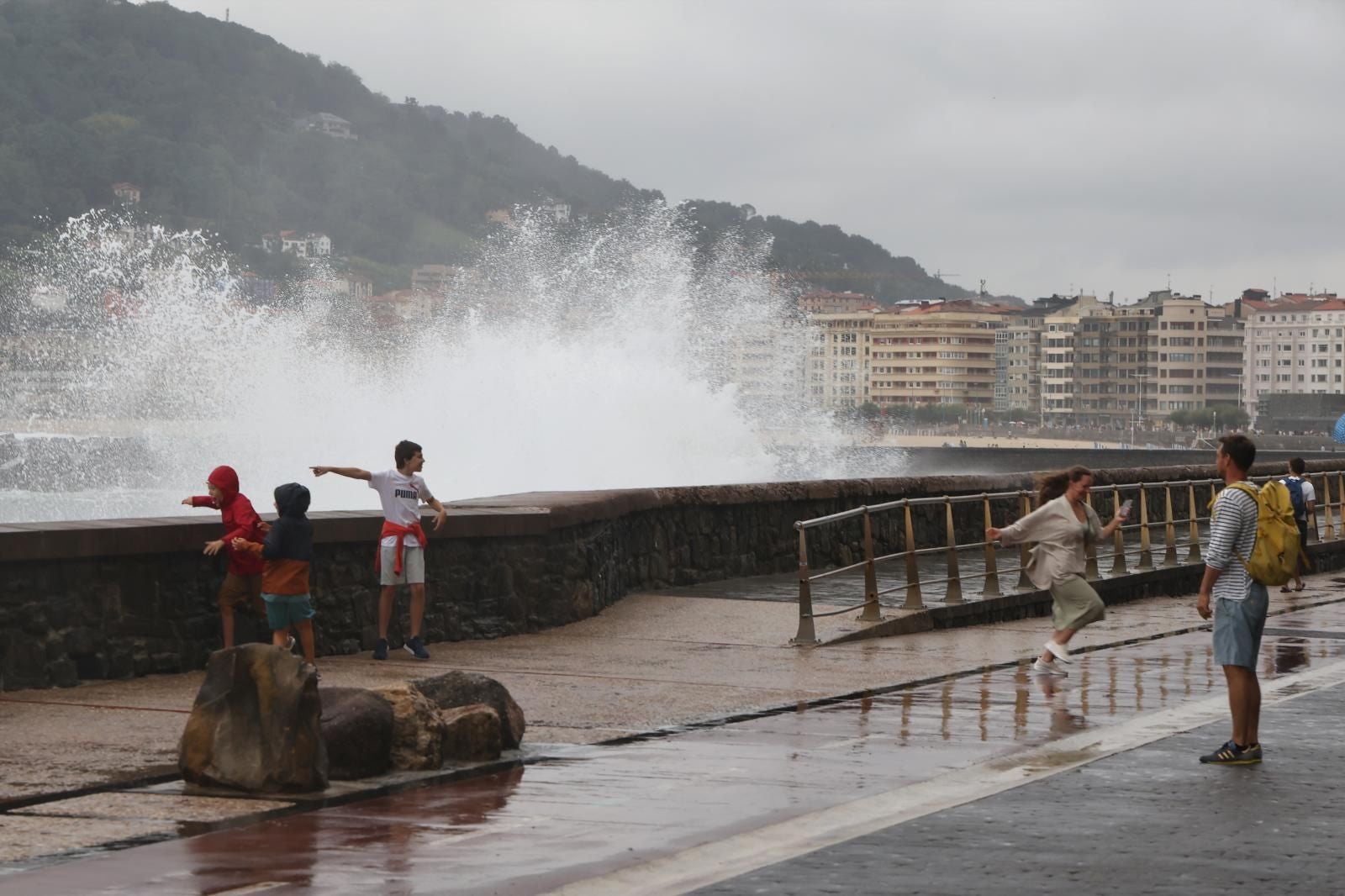 Diversión entre olas en el Paseo Nuevo de San Sebastián