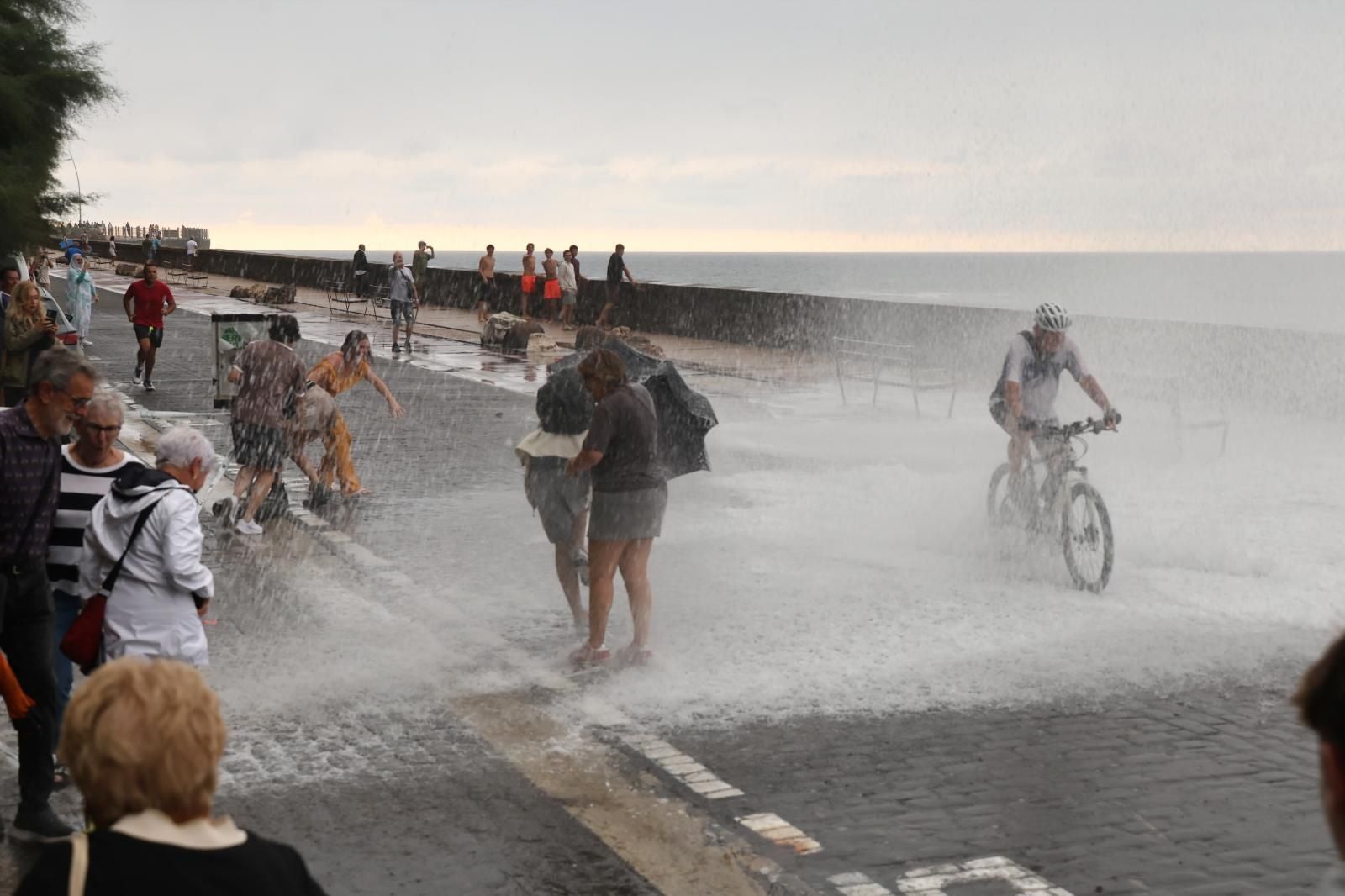 Diversión entre olas en el Paseo Nuevo de San Sebastián