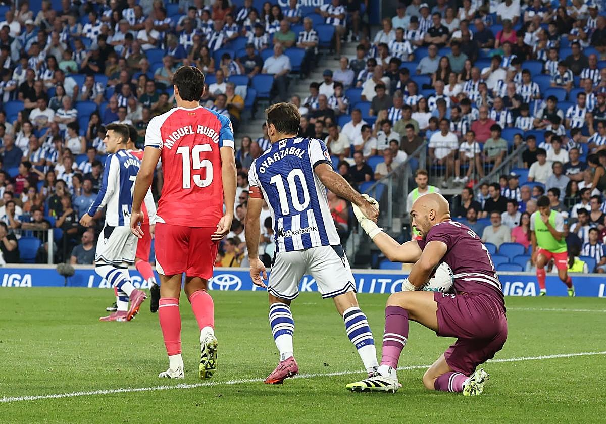 Oyarzabal ayuda a Dimitrovic a levantarse.