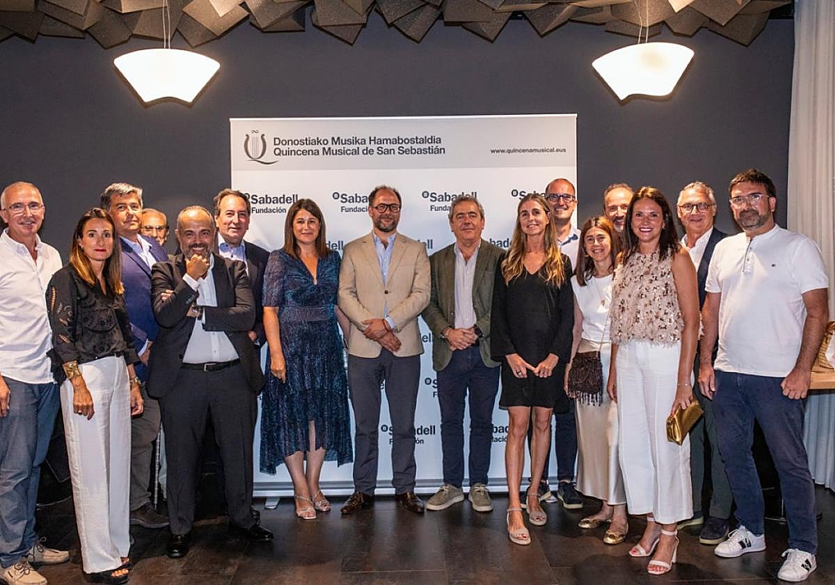 Representantes del Banco Sabadell, que patrocinó el concierto, posan con su consejero Pedro Sánchez y el director de O.P. Gorka Montero.