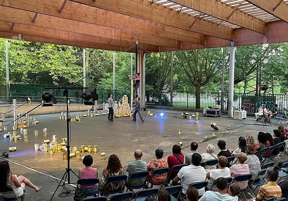 'Artilusio', de Markeliñe, se representó en la plaza y 'Latas', de D'click, en Herri Eskola.