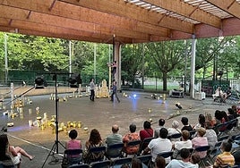 'Artilusio', de Markeliñe, se representó en la plaza y 'Latas', de D'click, en Herri Eskola.