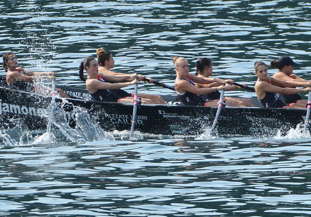 Las remeras de Hibaika en su última regata de la liga Euskotren celebrada en Getaria.