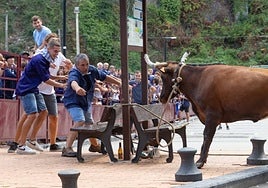 Varias personas en una de las sokamuturras que se celebró el día de Piñastegi de 2022.