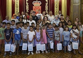 Niños saharauis junto a las familias de acogida, la consejera Maeztu, el subdelegado del Pueblo Saharaui en Navarra, Mohamed Gailani y la responsable del proyecto Vacaciones en Paz, Carol García.