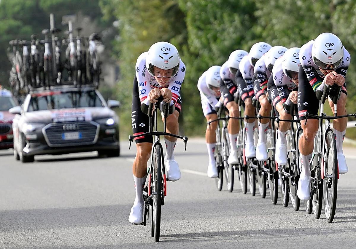 Los corredores del UAE, ganadores de la contrarreloj por equipos, perfectamente sincronizados.