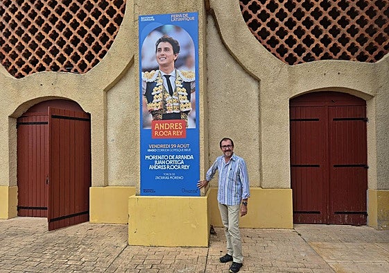 Olivier Barachart, junto al cartel de la corrida de mañana viernes.