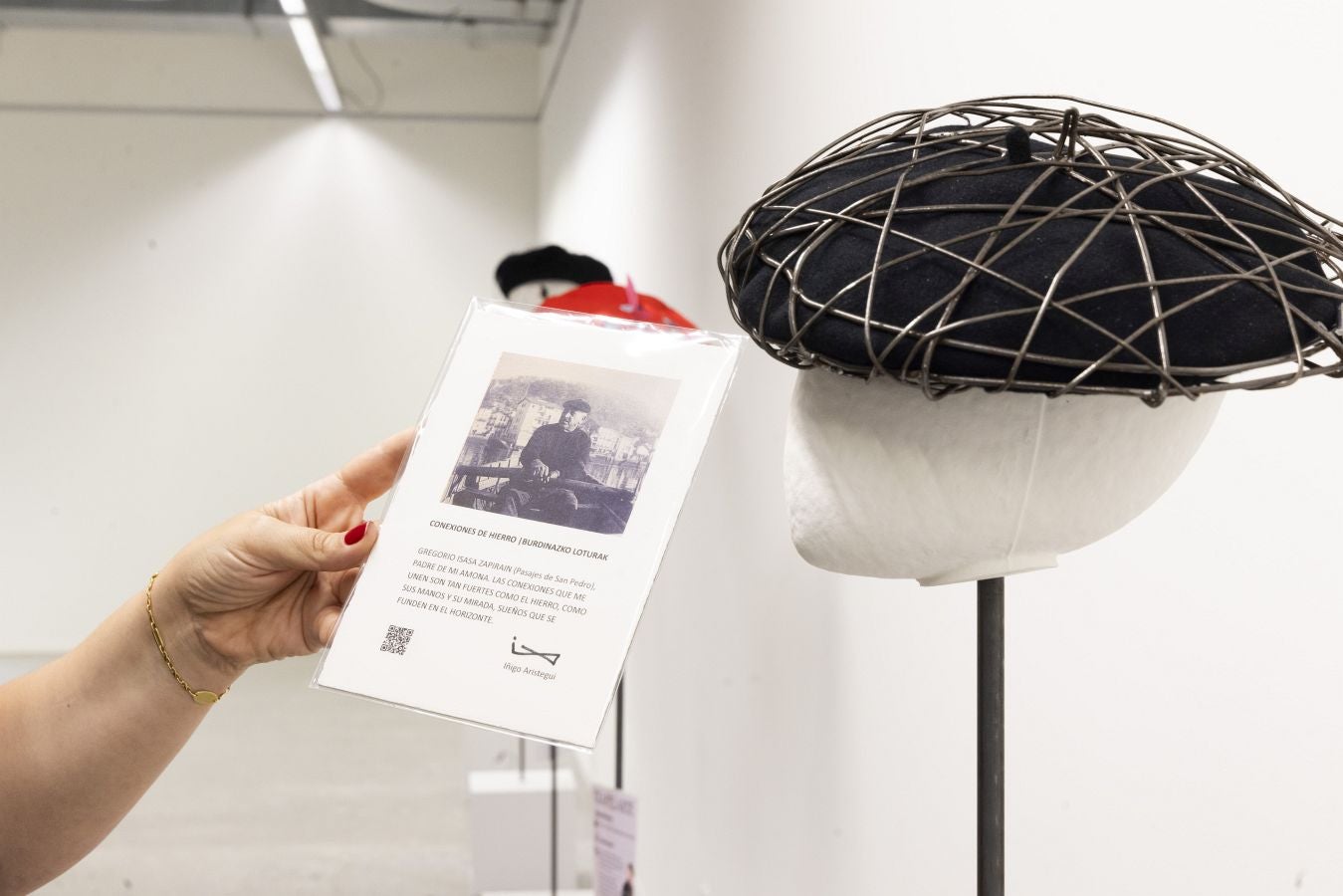 Arte y tradición en la exposición &#039;Txapelarte&#039;