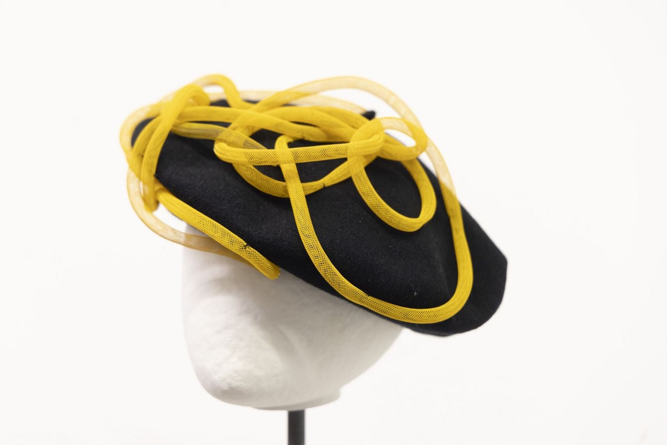 Arte y tradición en la exposición &#039;Txapelarte&#039;