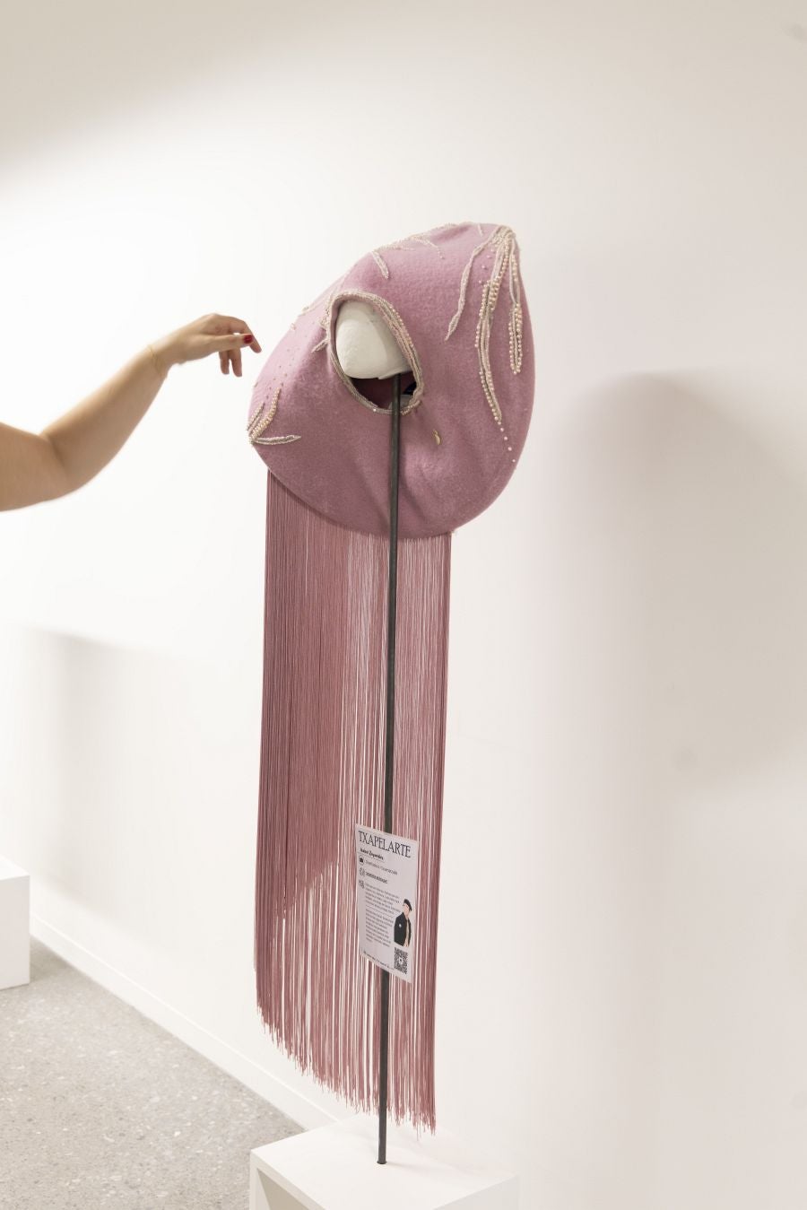 Arte y tradición en la exposición &#039;Txapelarte&#039;