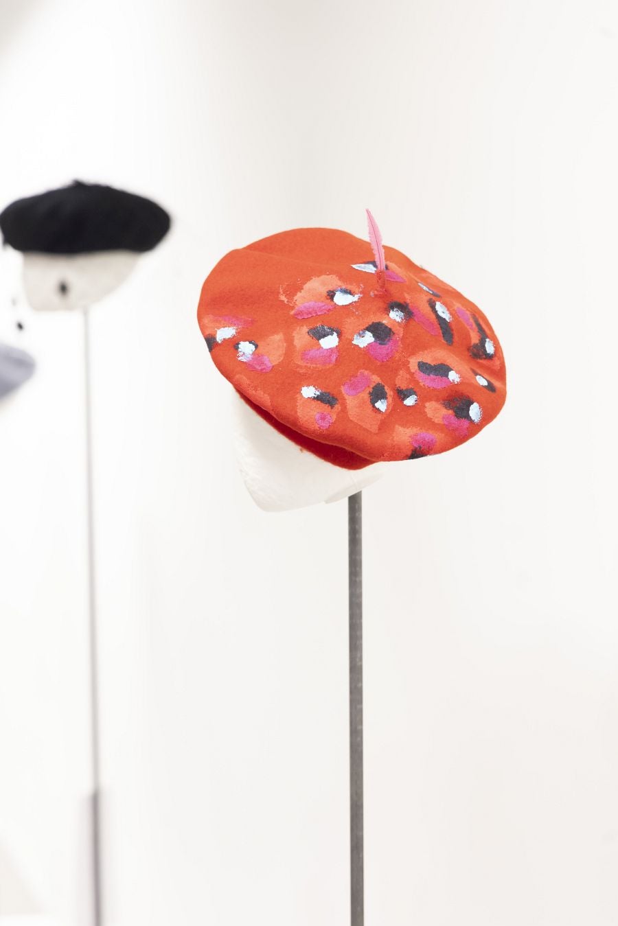 Arte y tradición en la exposición &#039;Txapelarte&#039;