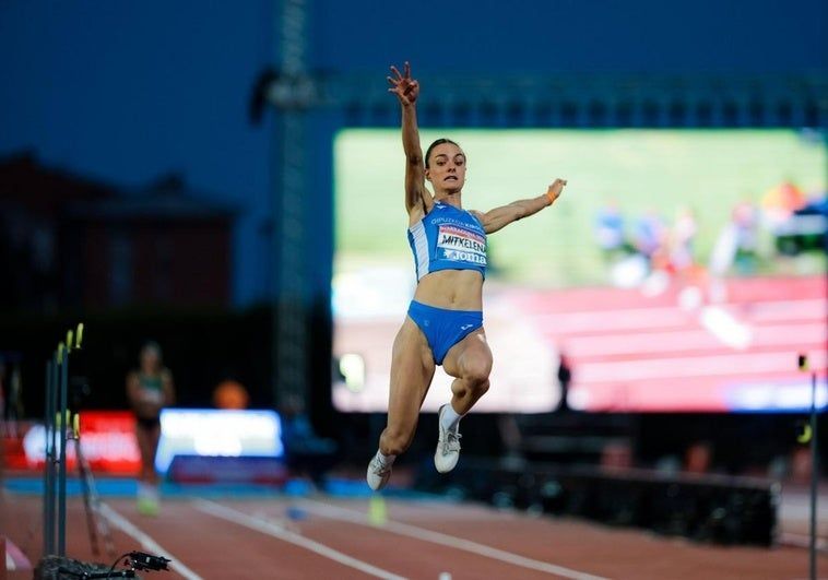 Irati Mitxelena, en uno de sus saltos en el Campeonato de España.