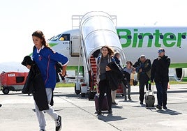 Pasajeros descienden de un vuelo de Binter desde Tenerife a Hondarribia el pasado mes de marzo.